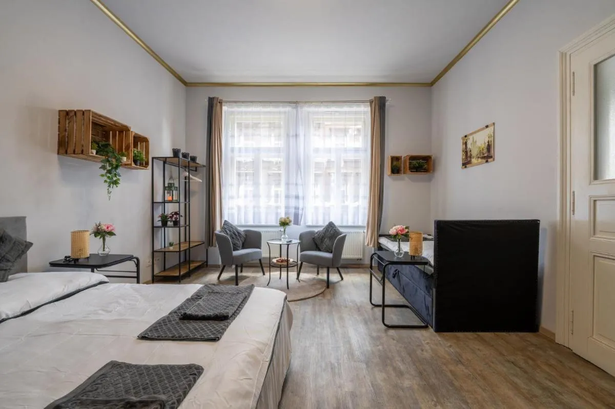 Image 6 of Cozy 3-BRD riverside apartment in center Prague