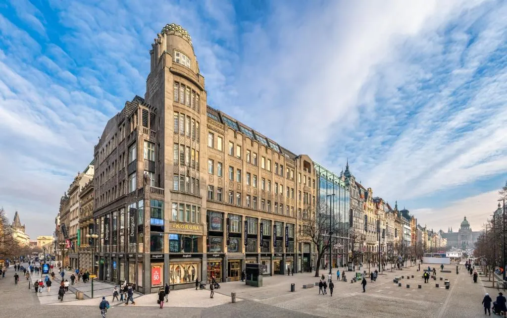 Image of Crown Palace Apartments by Adrez