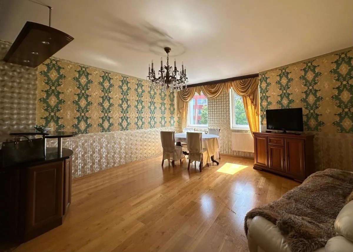 Image 2 of Emerald Suite