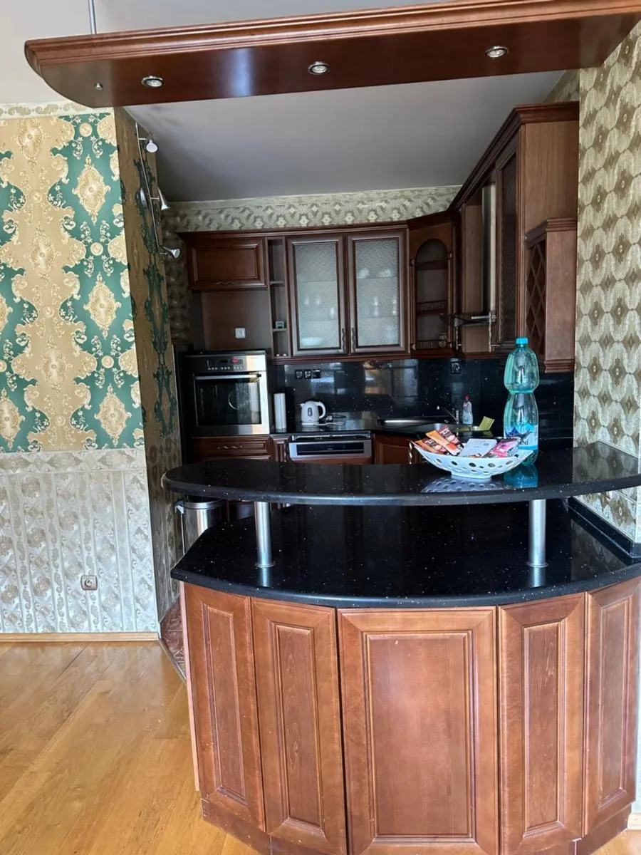 Image 5 of Emerald Suite