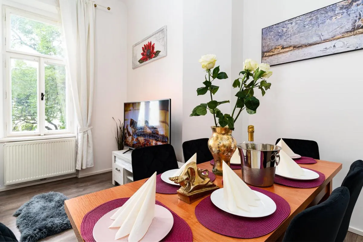 Image 4 of Emperors Elegance Suite