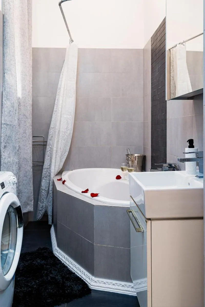 Image 3 of Emperors Elegance Suite
