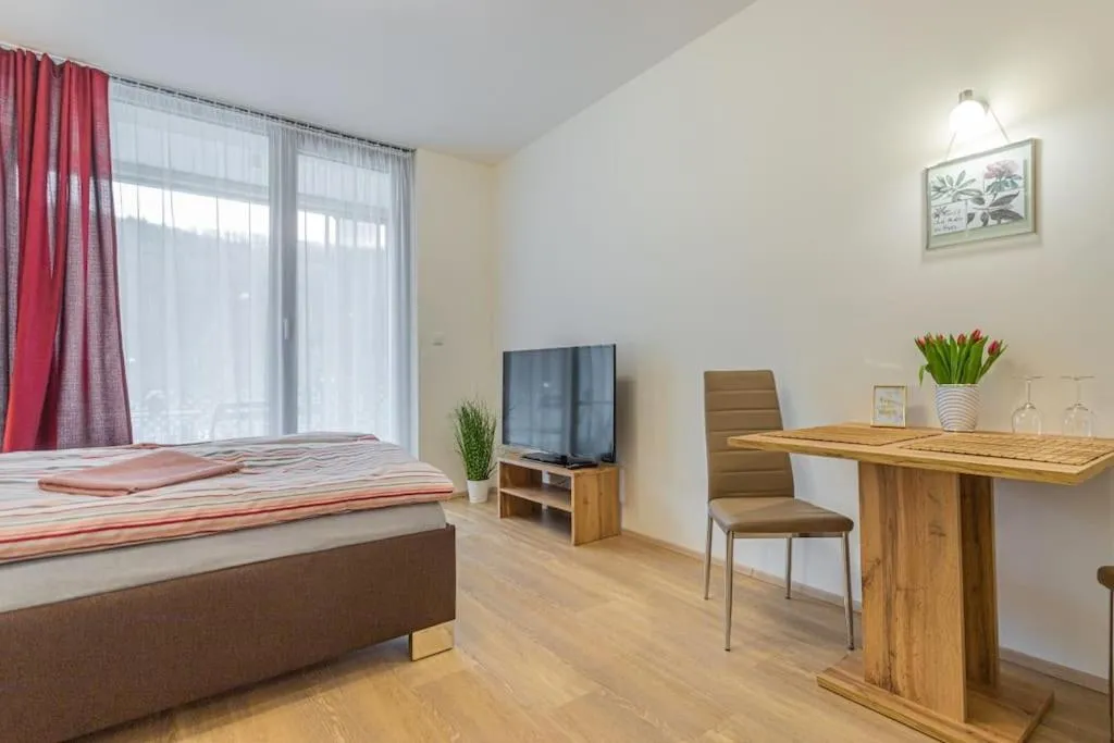 Image 4 of Flat with Bathtub & Balcony, only 12min Centrum, 200Mb WIFI