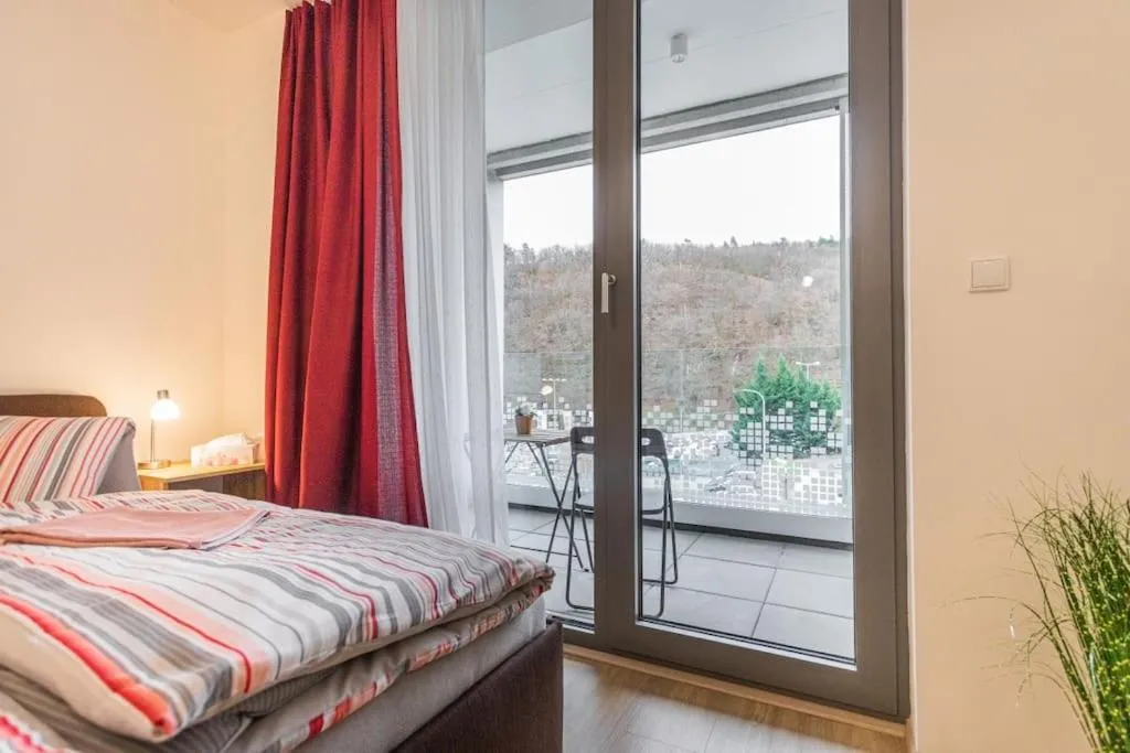 Image 1 of Flat with Bathtub & Balcony, only 12min Centrum, 200Mb WIFI