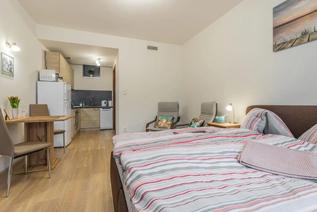 Image 3 of Flat with Bathtub & Balcony, only 12min Centrum, 200Mb WIFI