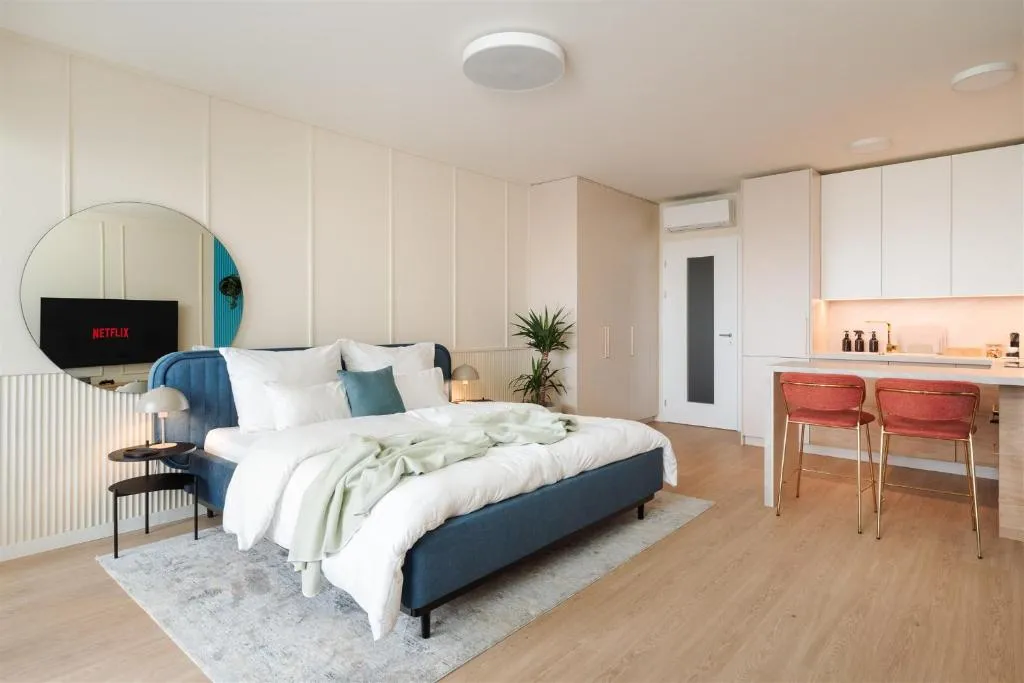 Image of Good Vibe Studio near Metro – Garage, Air-Conditioning, Vinyl player
