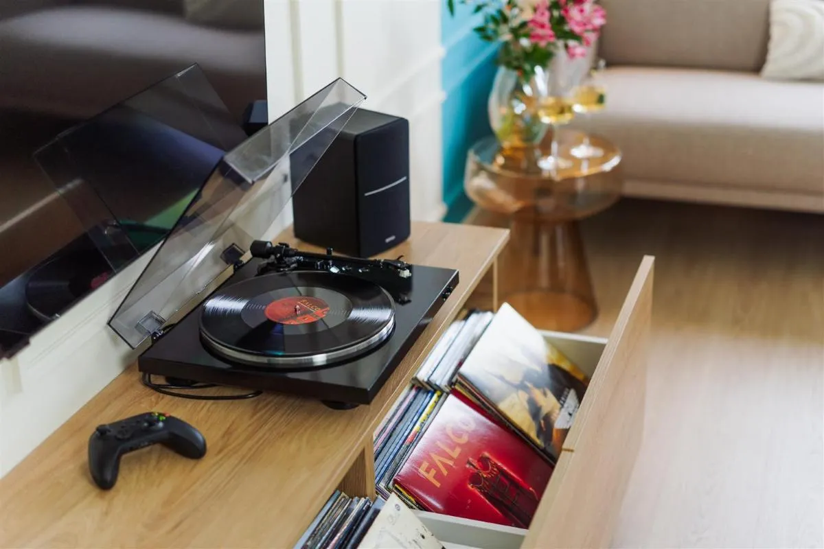 Image 4 of Good Vibe Studio near Metro – Garage, Air-Conditioning, Vinyl player