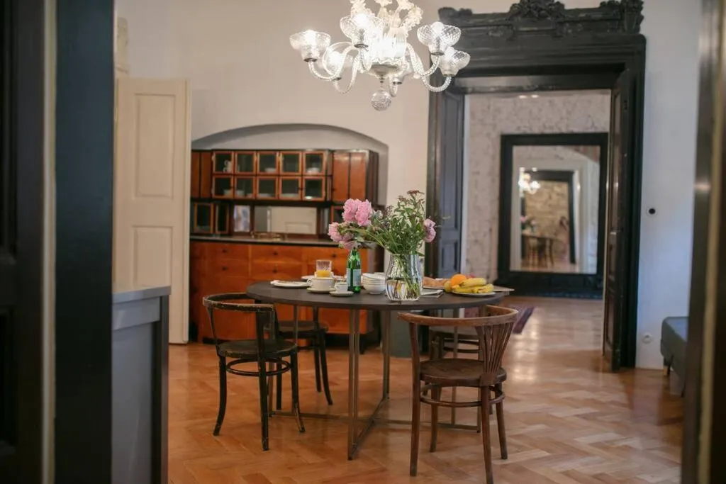 Image 3 of King Charles Apartment