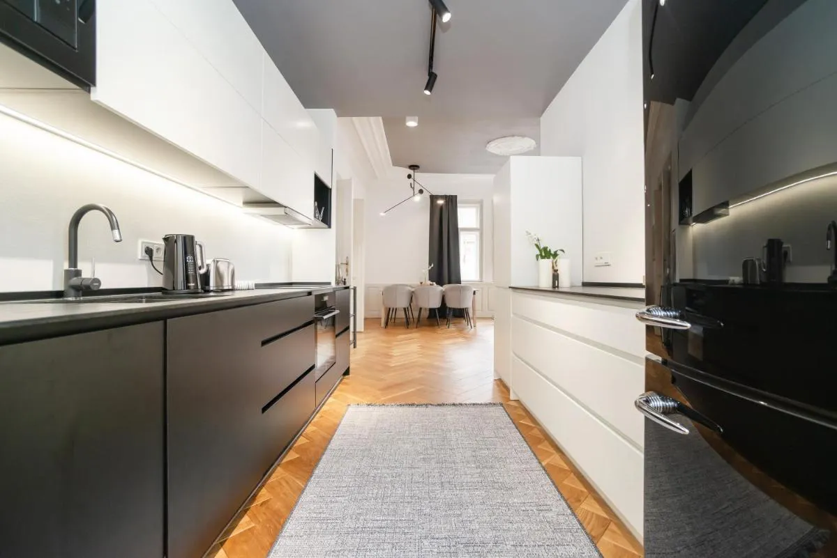 Image 2 of Luxurious 3bed very spacious apt in the best area