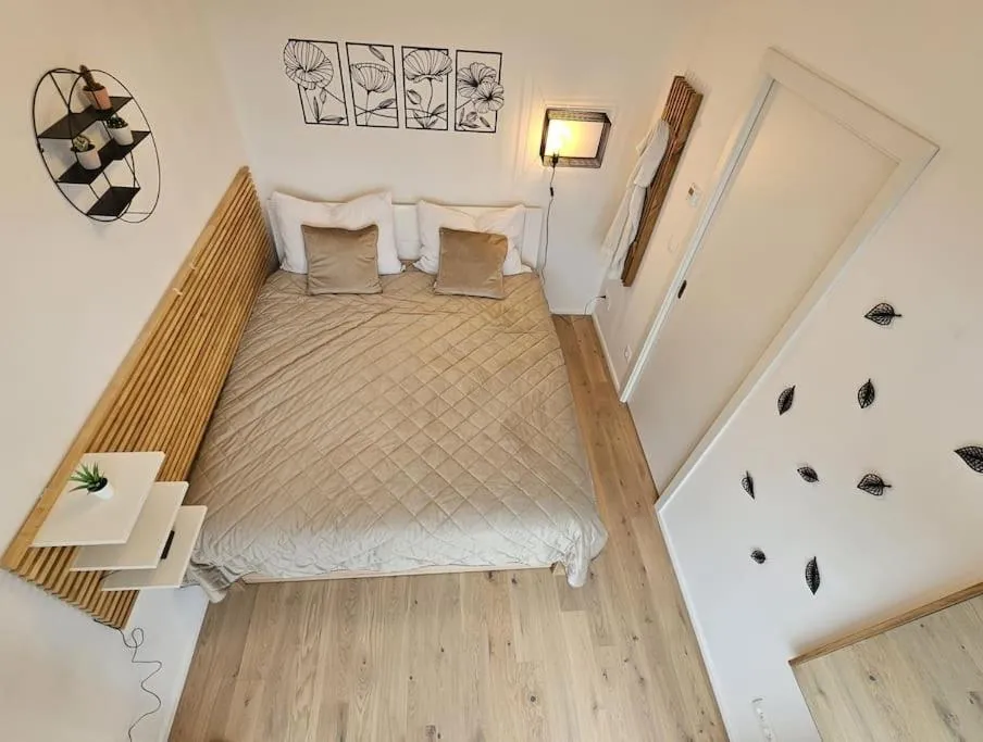 Image 6 of Luxurious Apartment Near the Center – Entire Unit