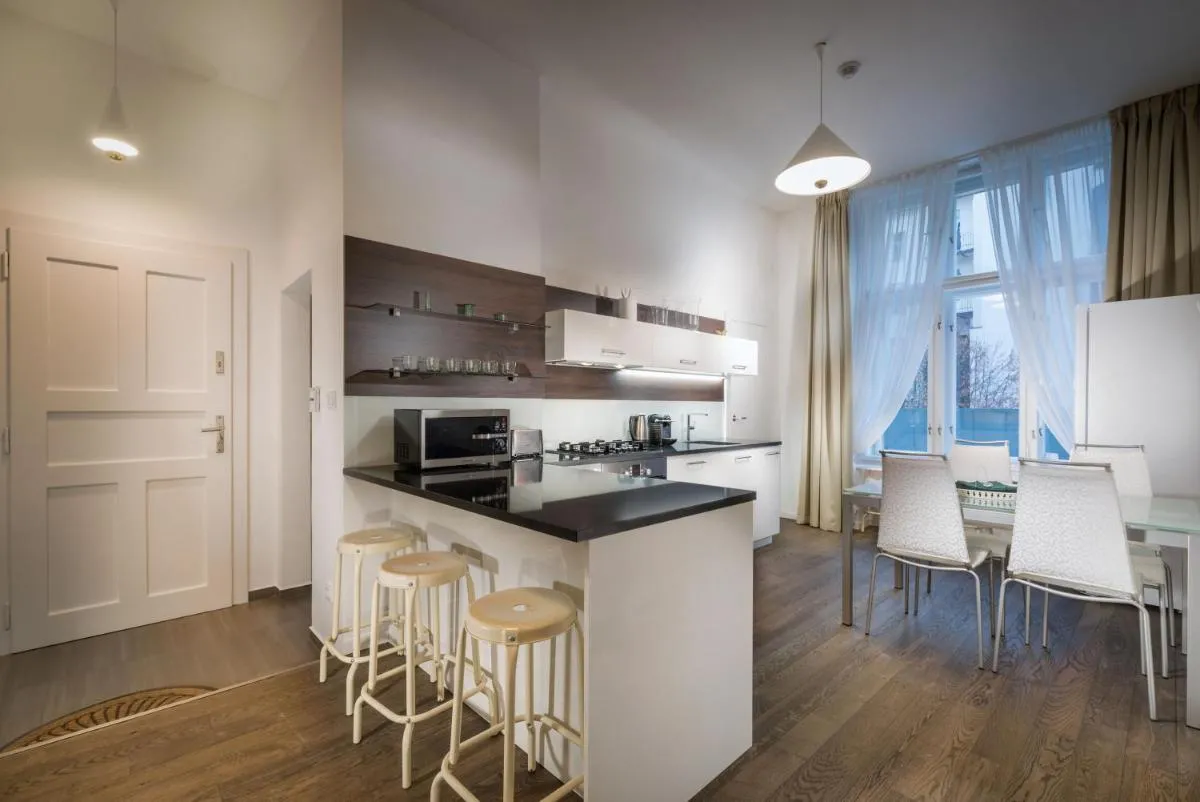 Image 3 of Modern Designed Oldtown Square Apartment