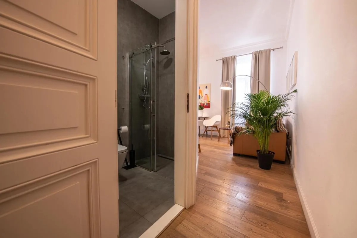 Image 2 of Modern Downtown APT – renovated, on ideal location