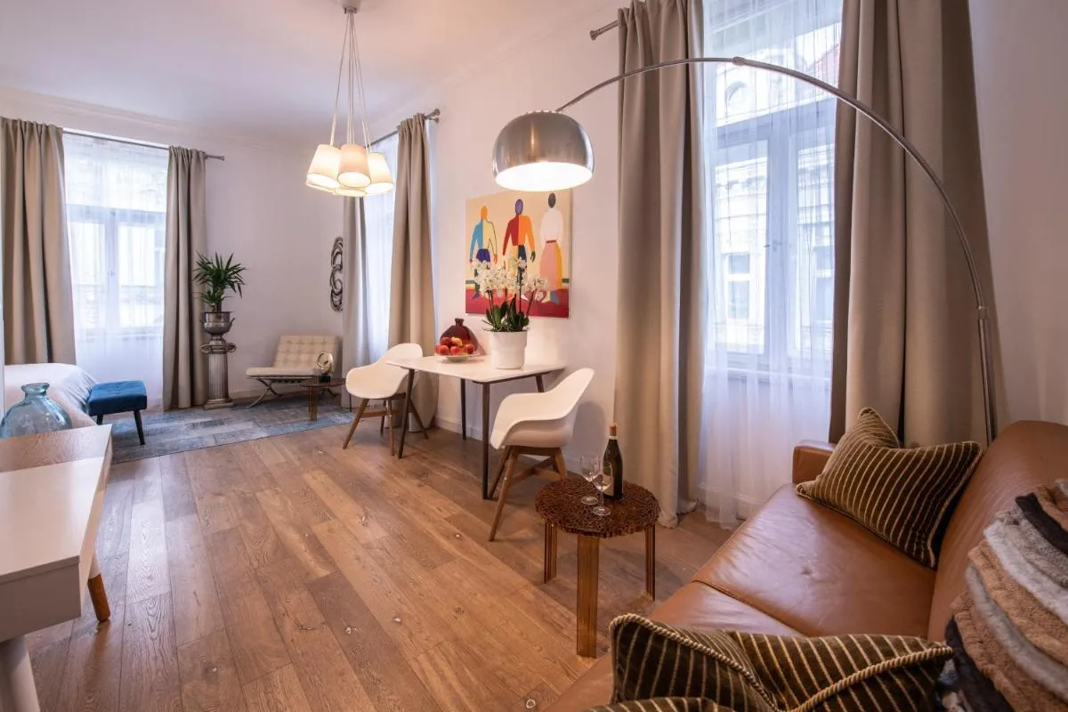 Image 3 of Modern Downtown APT – renovated, on ideal location