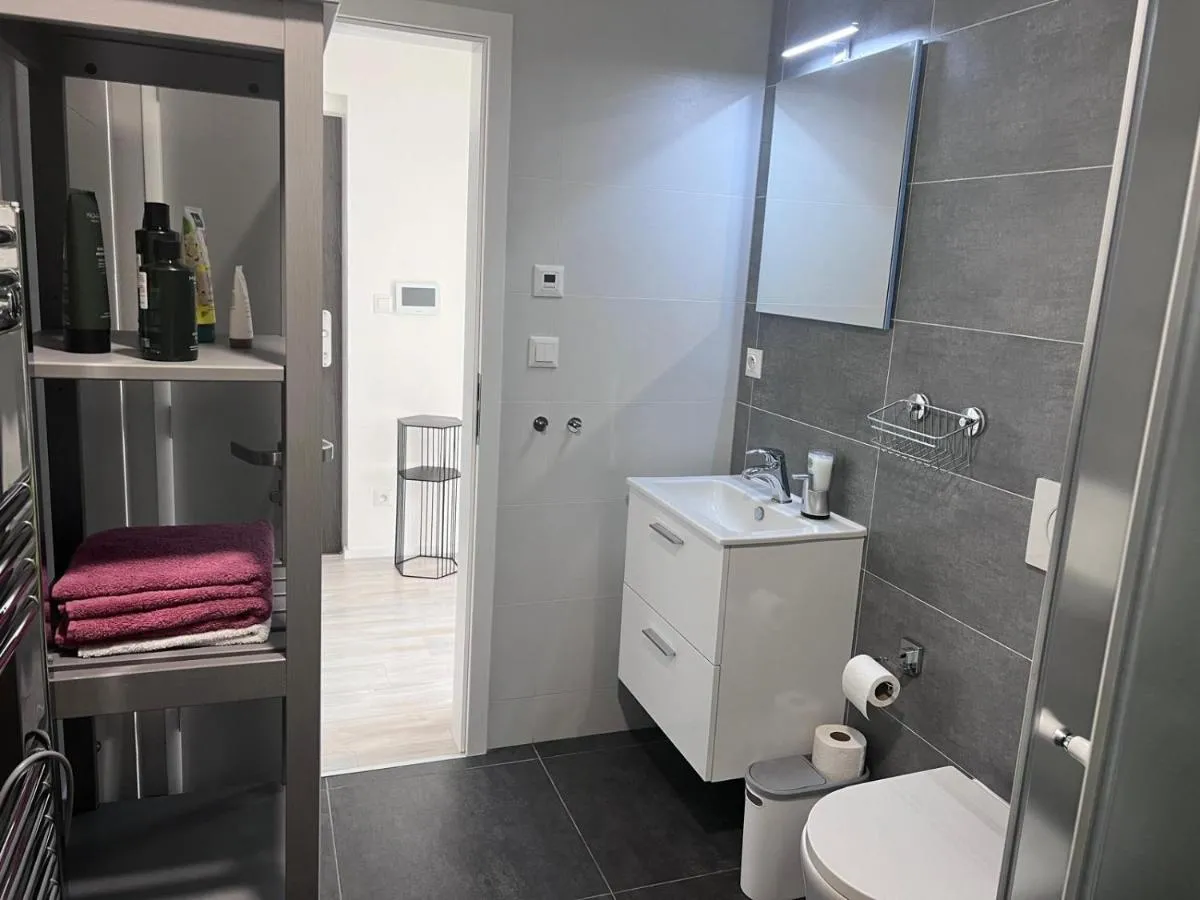 Image 2 of Modern apartment close to Tram and Airport, free parking