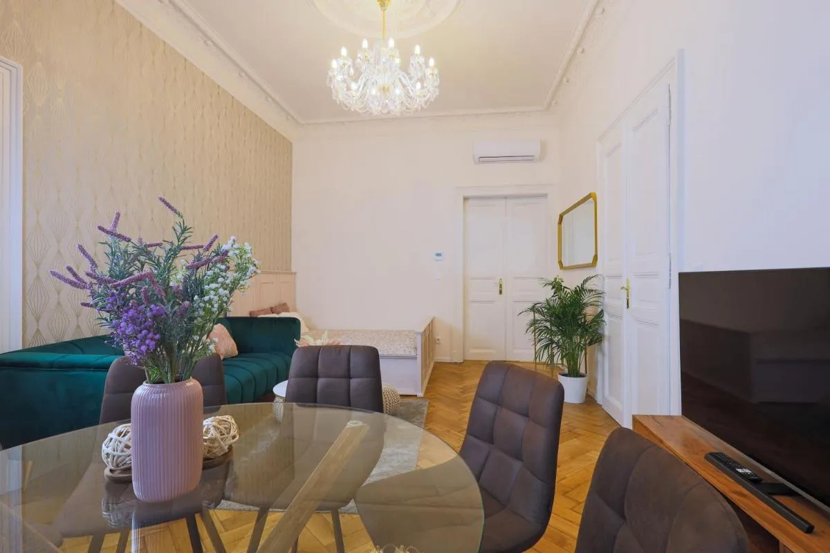 Image 4 of National Theatre Elegance Residence