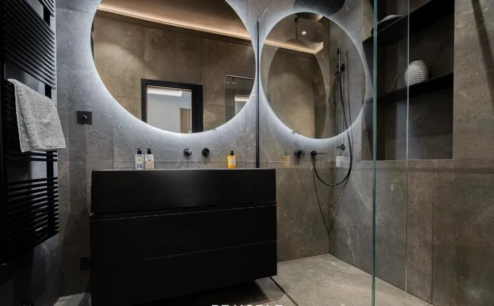 Image 2 of OLD TOWN LUXURY 3bd APARTMENT