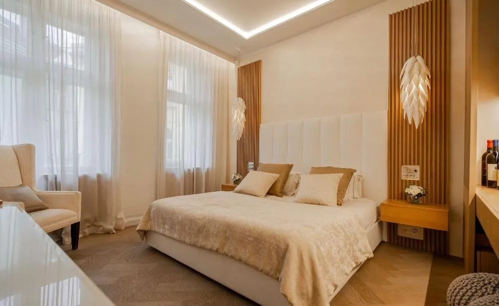 Image 1 of OLD TOWN LUXURY 3bd APARTMENT