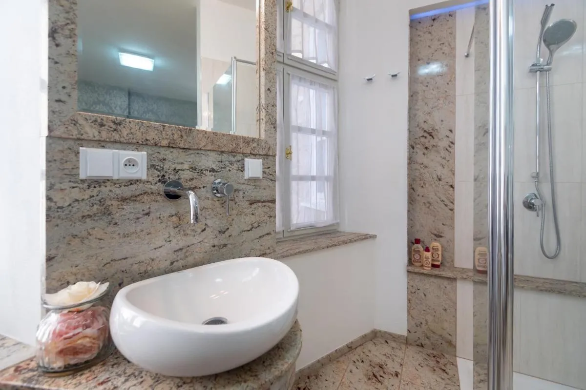 Image 2 of Quiet apartment in the heart of Old Town centre