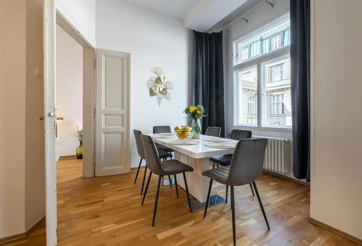 Image 2 of Spacious 2-bedroom apartment in Old Town