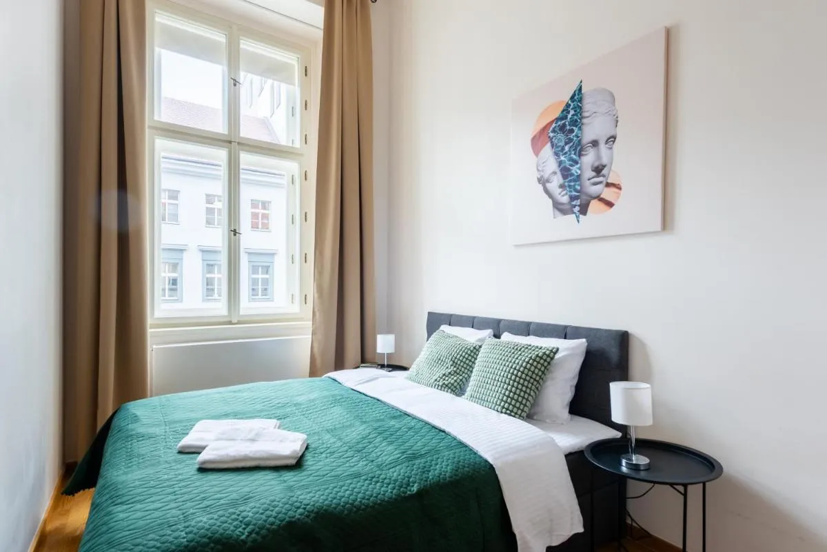 Image 1 of Spacious 3-bedrooms apartment near Karlin Square