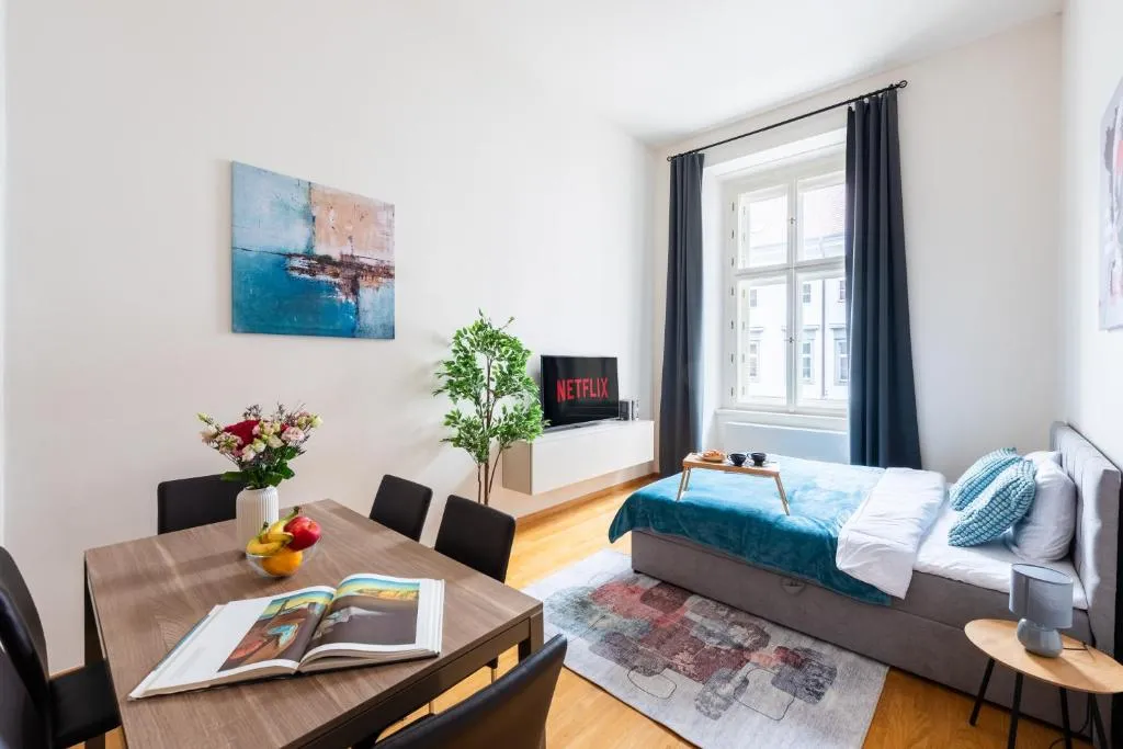 Image of Spacious 3-bedrooms apartment near Karlin Square