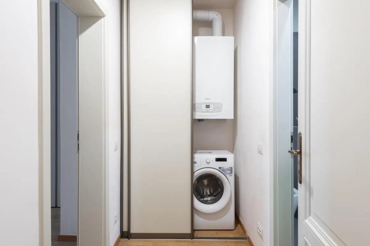 Image 4 of Spacious 3-bedrooms apartment near Karlin Square