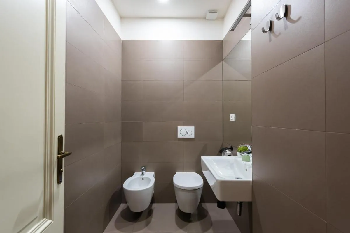 Image 2 of Spacious 3-bedrooms apartment near Karlin Square