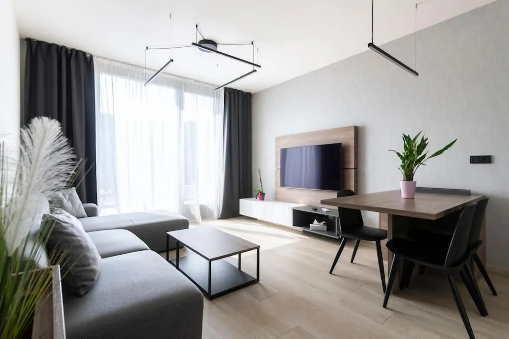 Image of Spacious Top Floor Flat, Air Conditioning, Free Parking, 200Mb WiFi