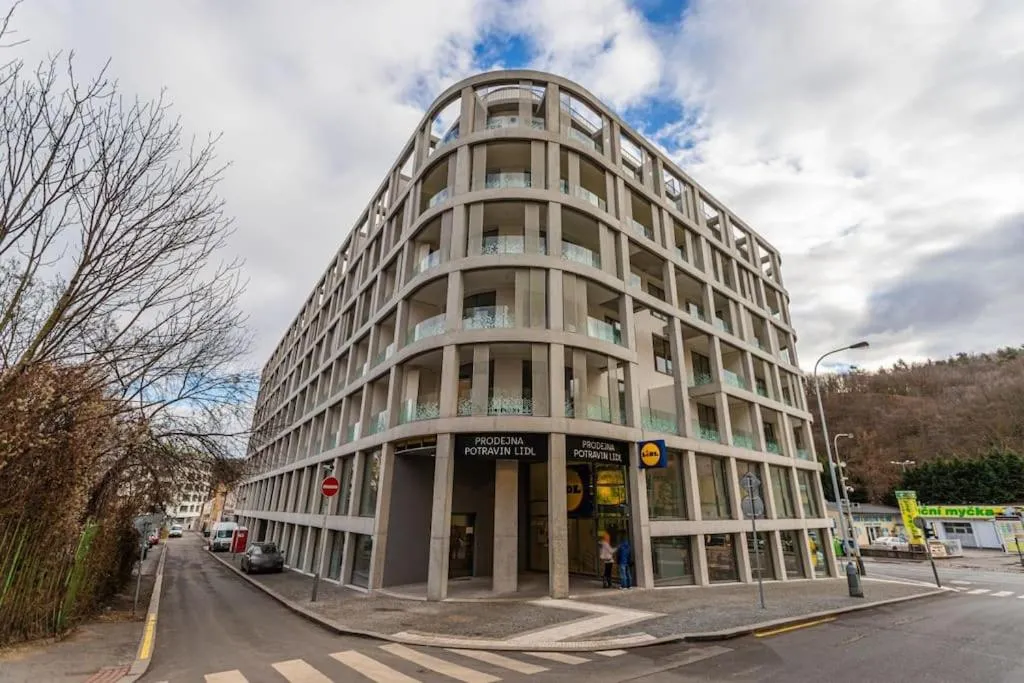 Image 5 of Spacious Top Floor Flat, Air Conditioning, Free Parking, 200Mb WiFi