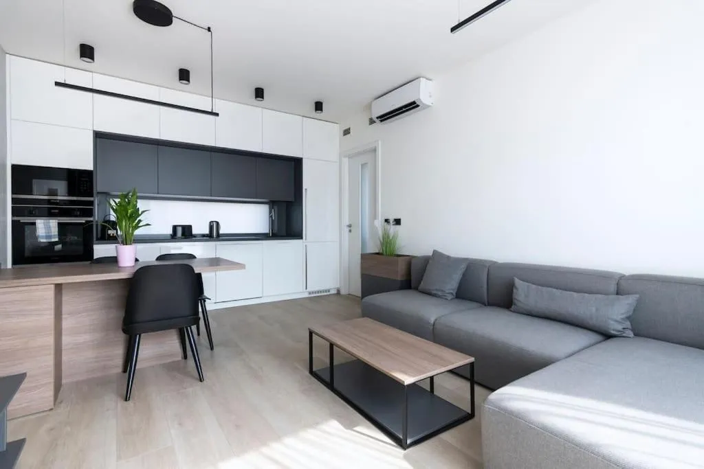 Image 2 of Spacious Top Floor Flat, Air Conditioning, Free Parking, 200Mb WiFi