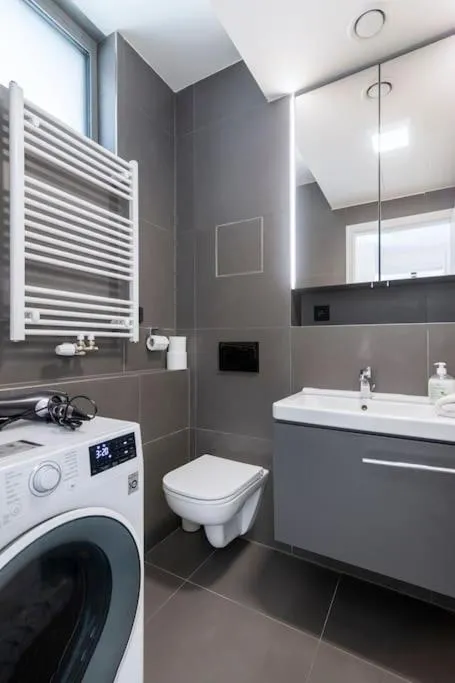 Image 3 of Spacious Top Floor Flat, Air Conditioning, Free Parking, 200Mb WiFi