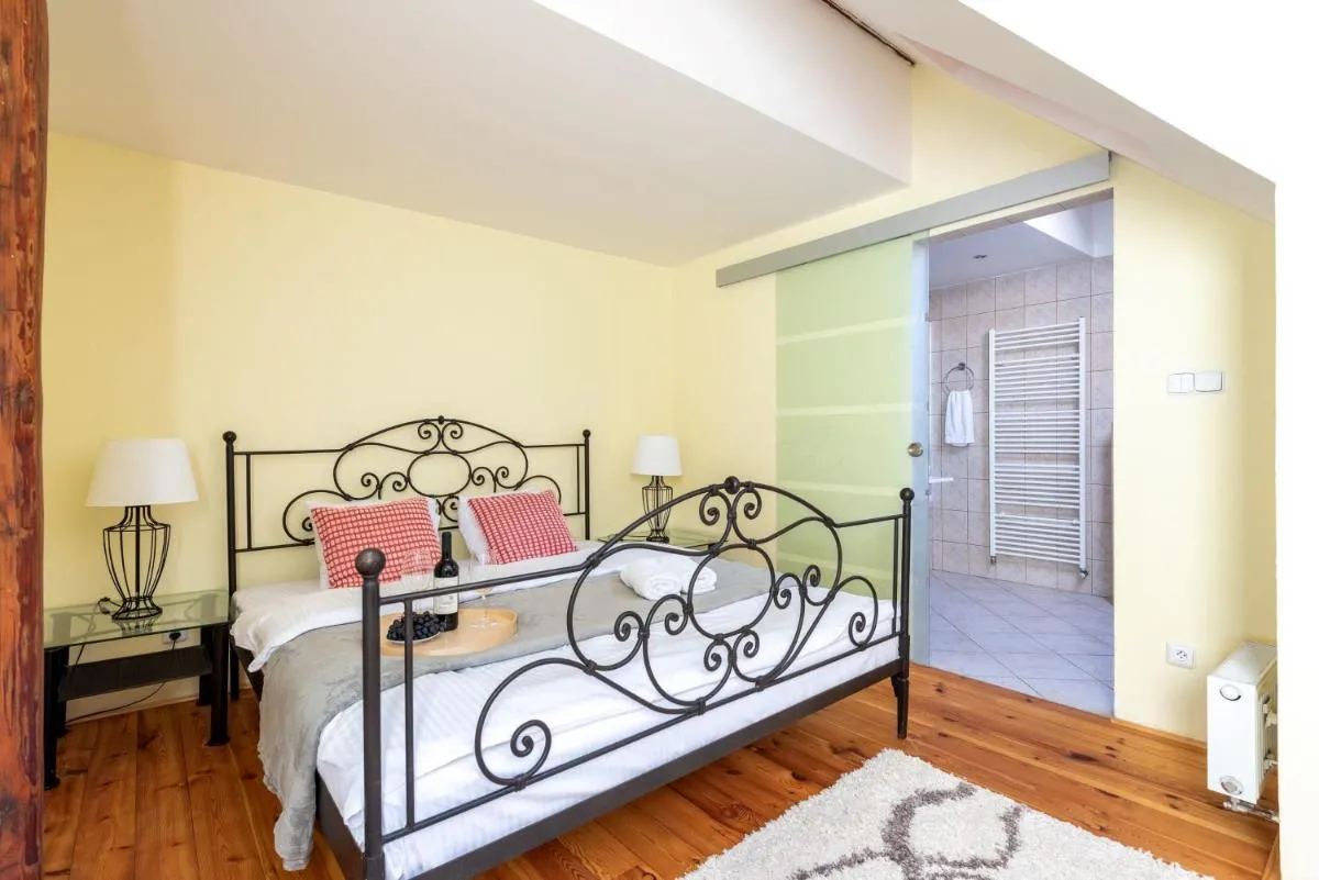 Image 6 of Stylish 2-level apartment near the National Theatre
