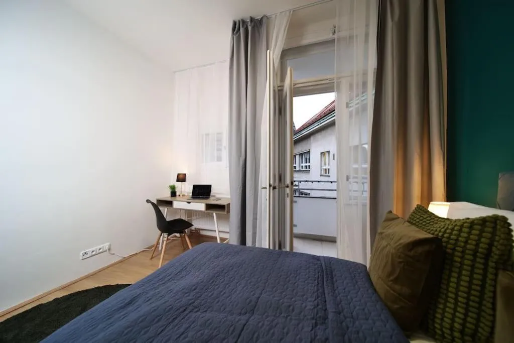Image 1 of Stylish 3BD Riverfront Apartment