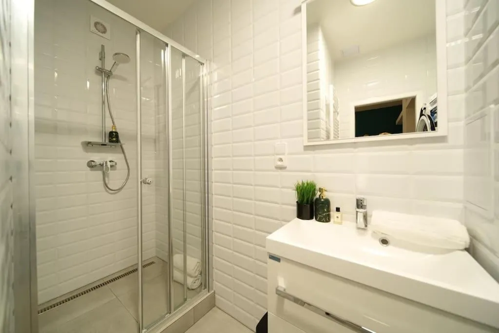 Image 2 of Stylish 3BD Riverfront Apartment