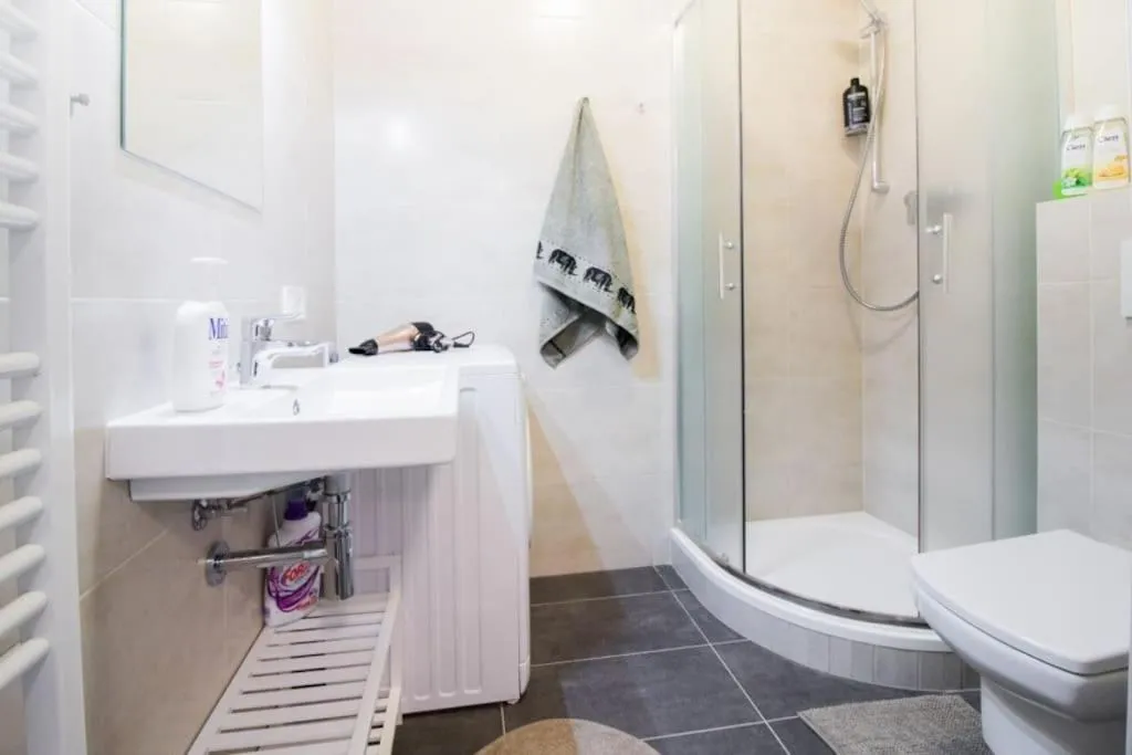 Image 2 of Stylish Studio with Balcony, 12 Min to City Centre, Free Netflix & WiFi