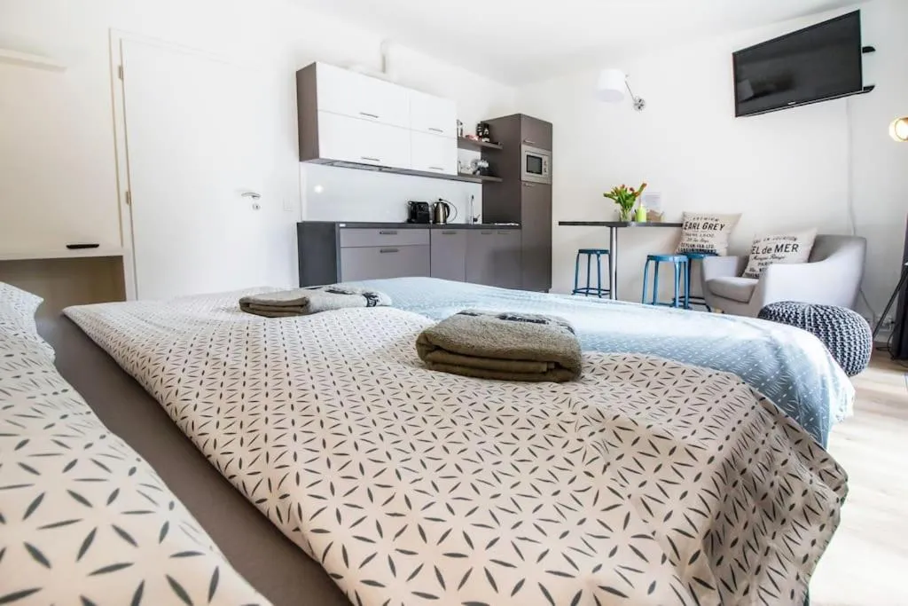 Image 6 of Stylish Studio with Balcony, 12 Min to City Centre, Free Netflix & WiFi