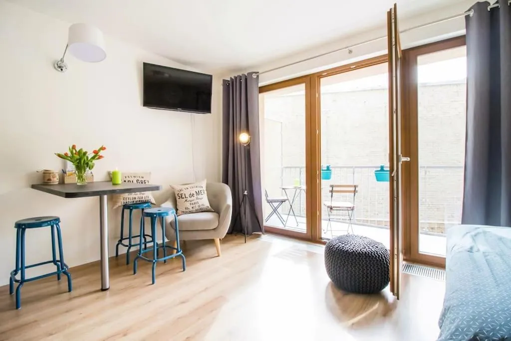 Image 4 of Stylish Studio with Balcony, 12 Min to City Centre, Free Netflix & WiFi