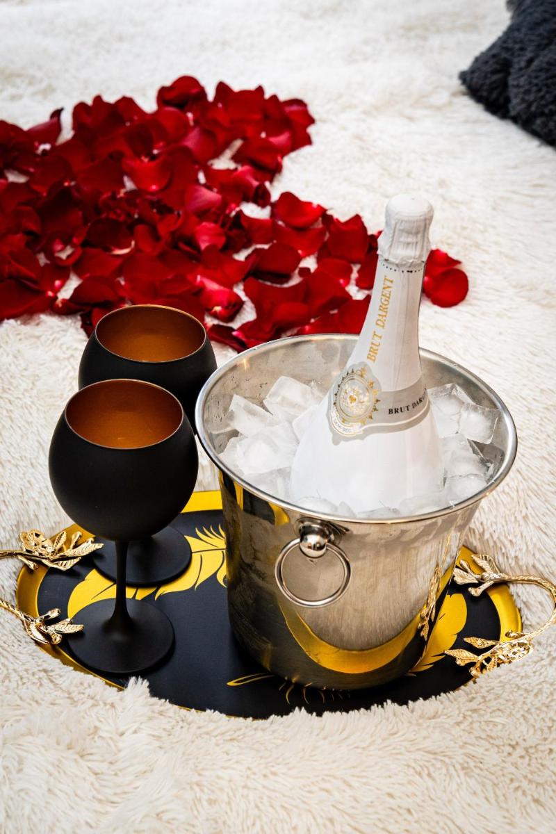 Image 3 of Black Diamond Suite