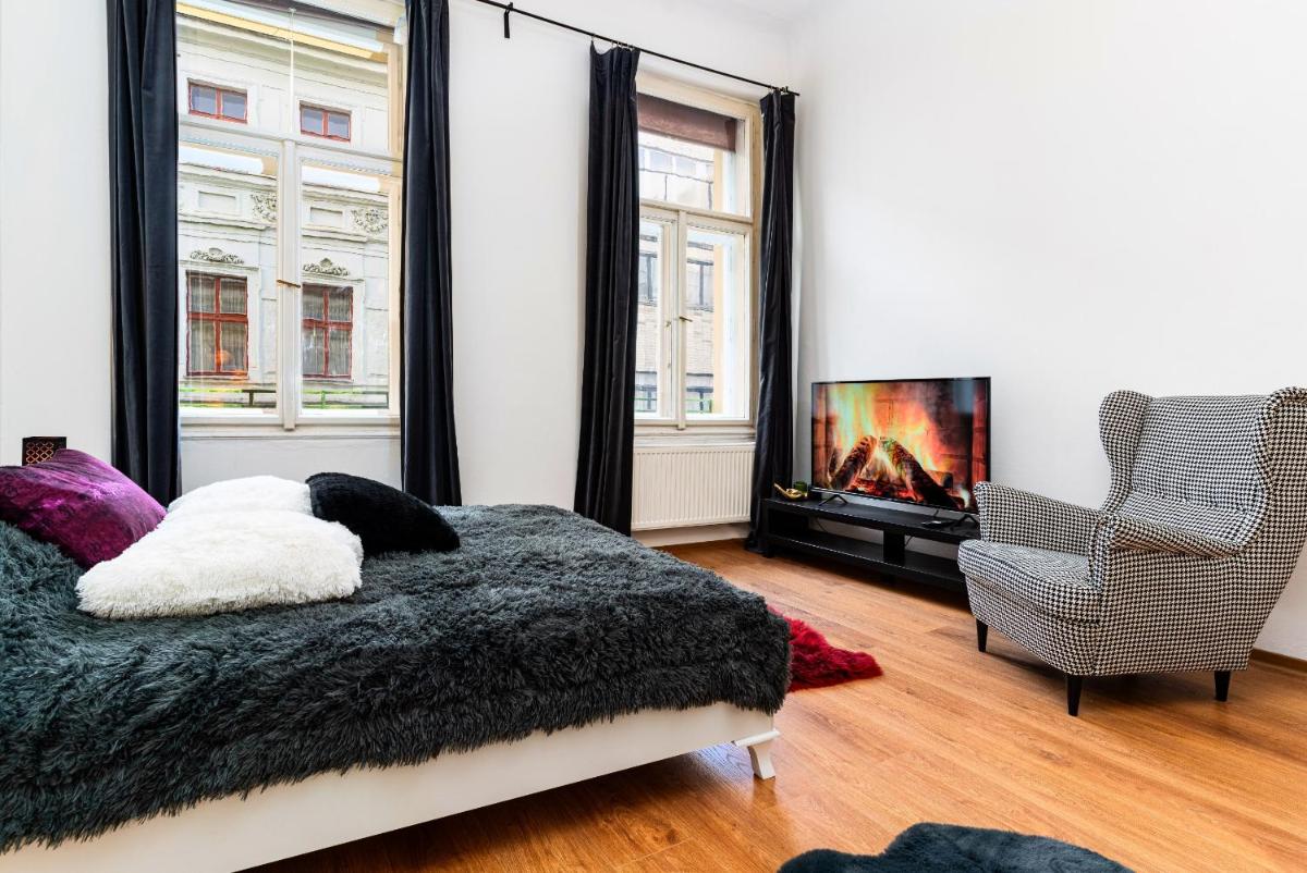 Image 4 of Black Diamond Suite