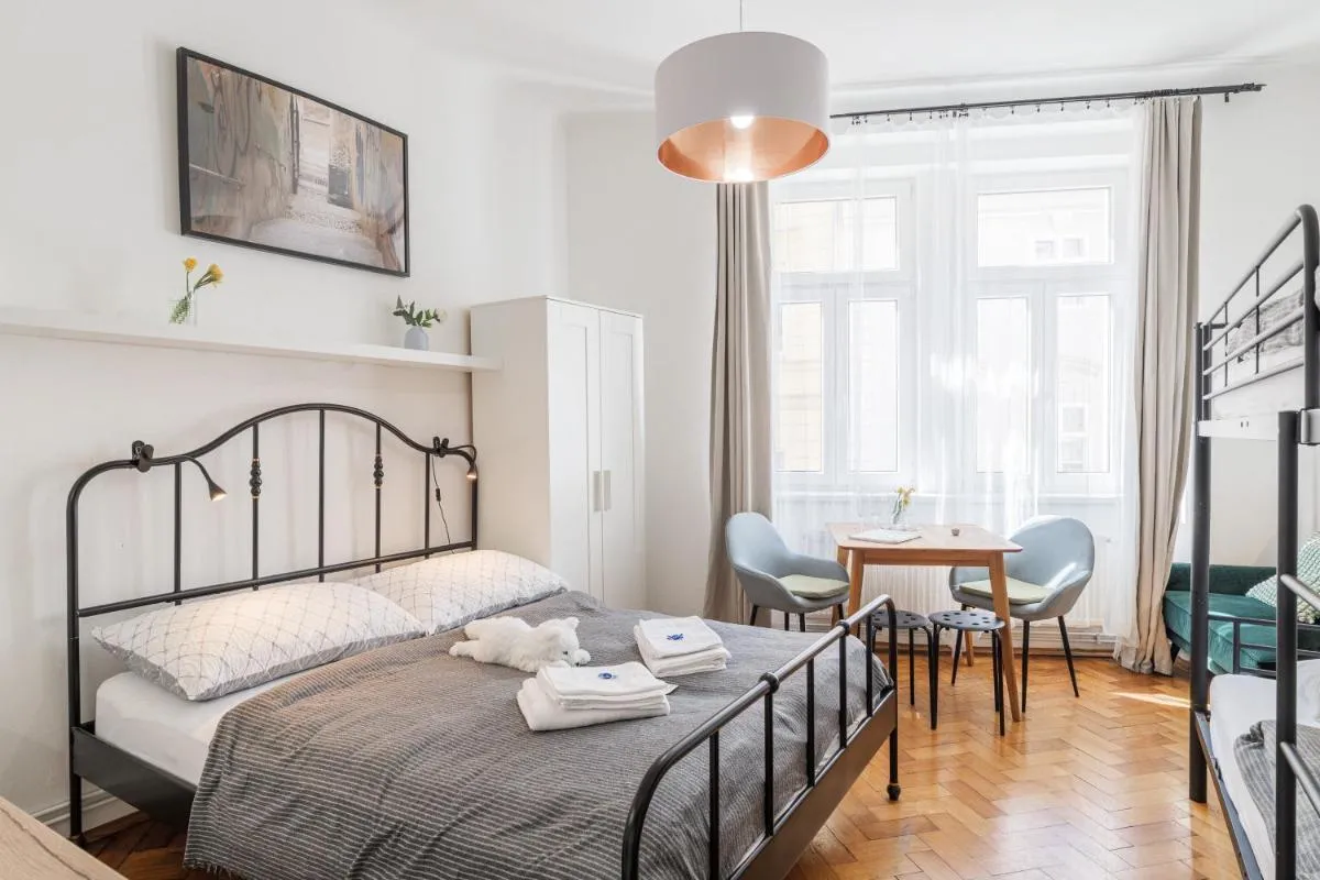 Bright downtown studio - 2