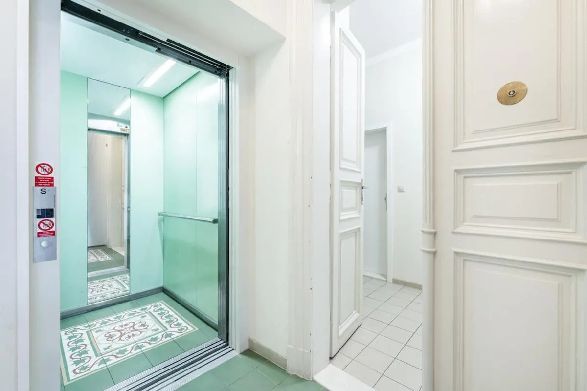 Charles square studio apartment Parking - 3