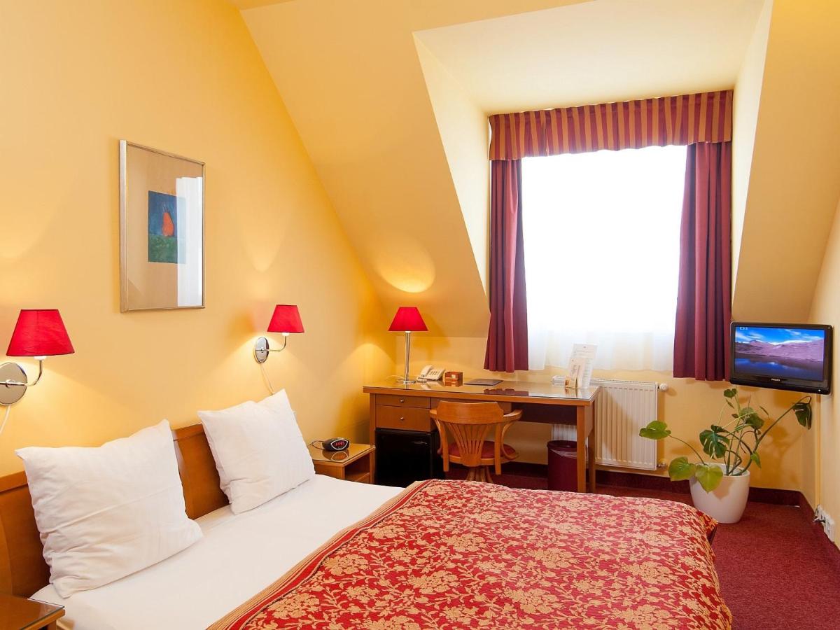 Image 4 of Cloister Inn Hotel