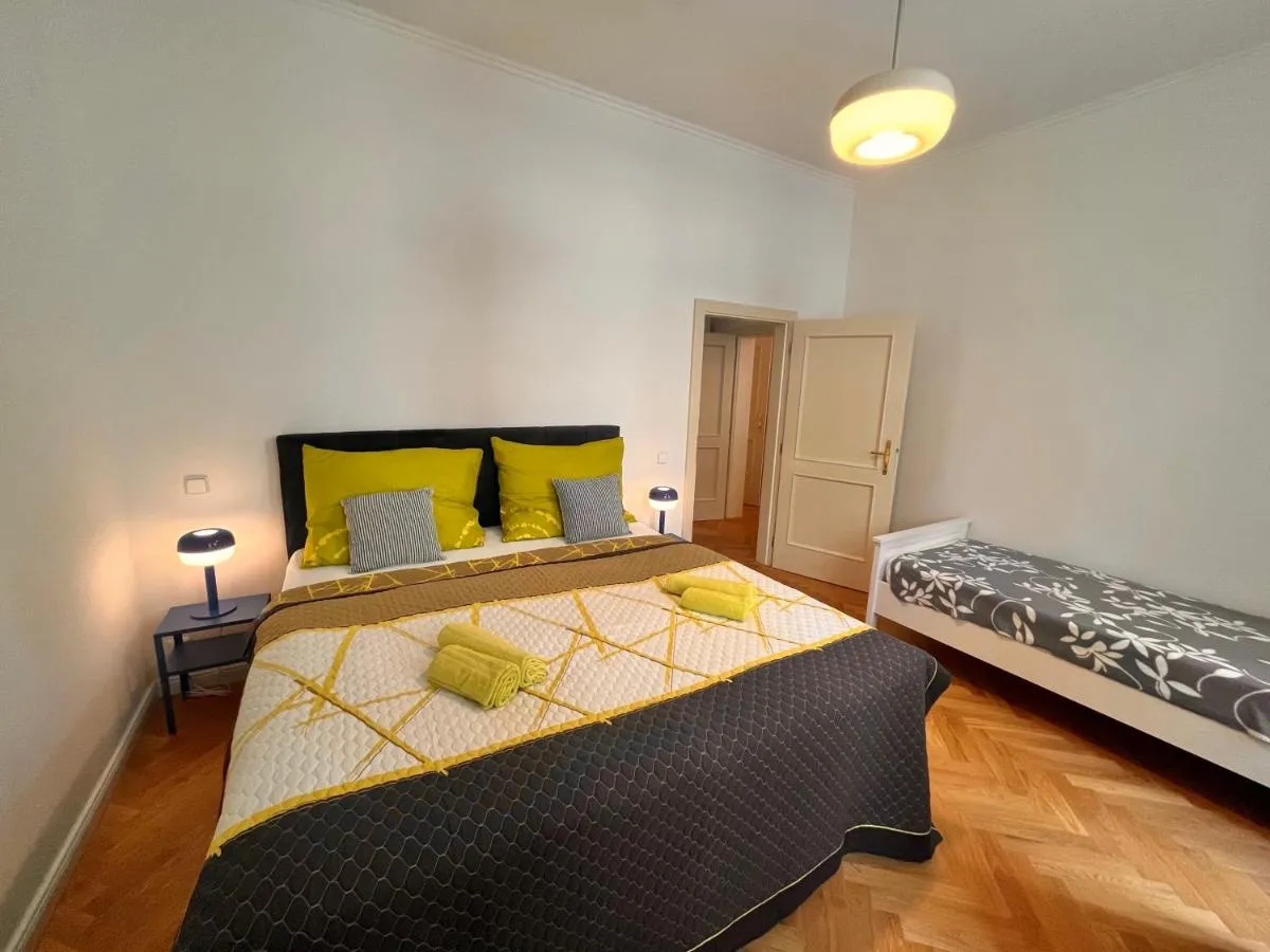 Cute Apartment Zborovska - 2