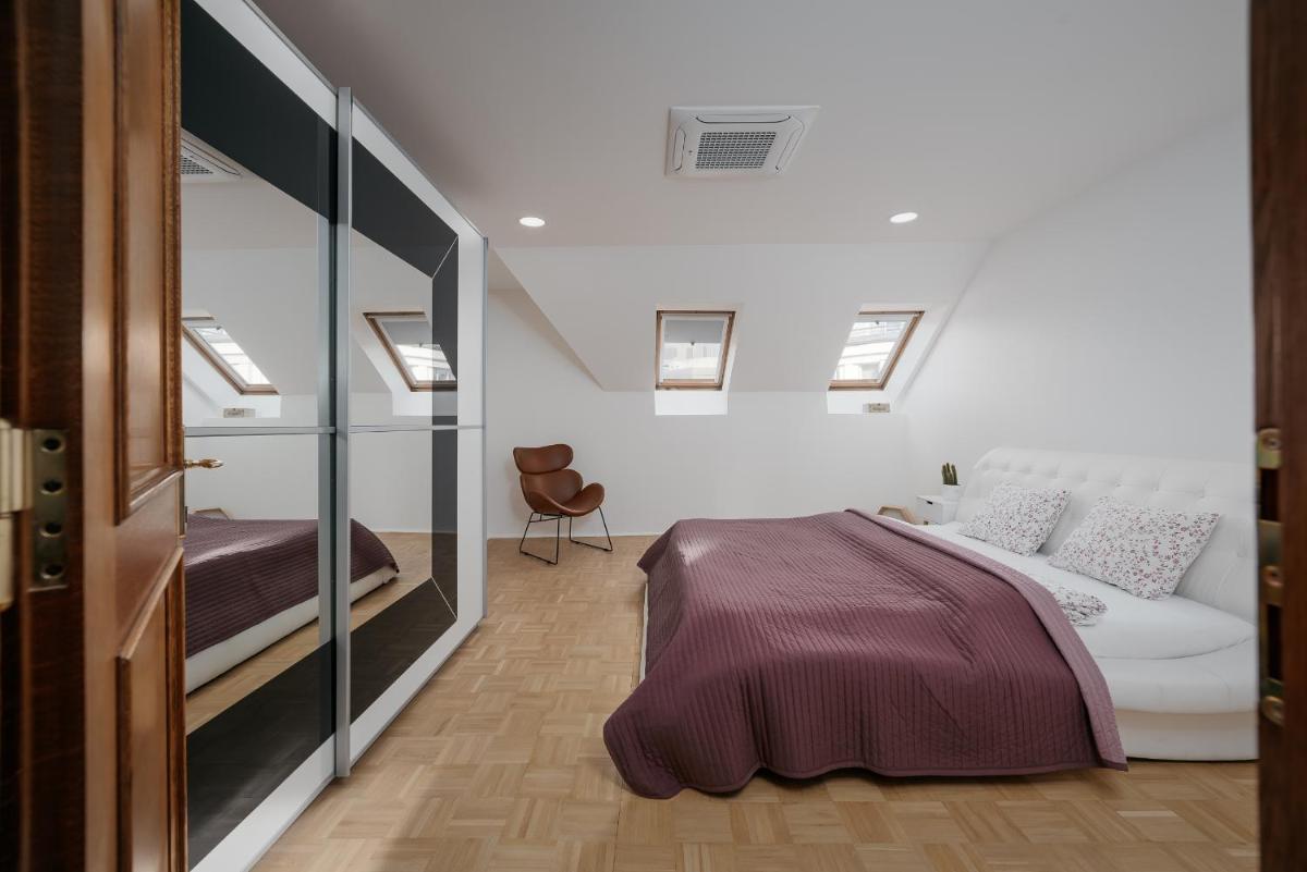 Image 3 of DOT 3 bdr Apartment with Tyn Cathedral View & AC