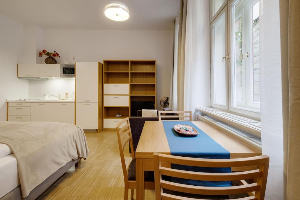 Image 4 of Deluxe suite in prime location