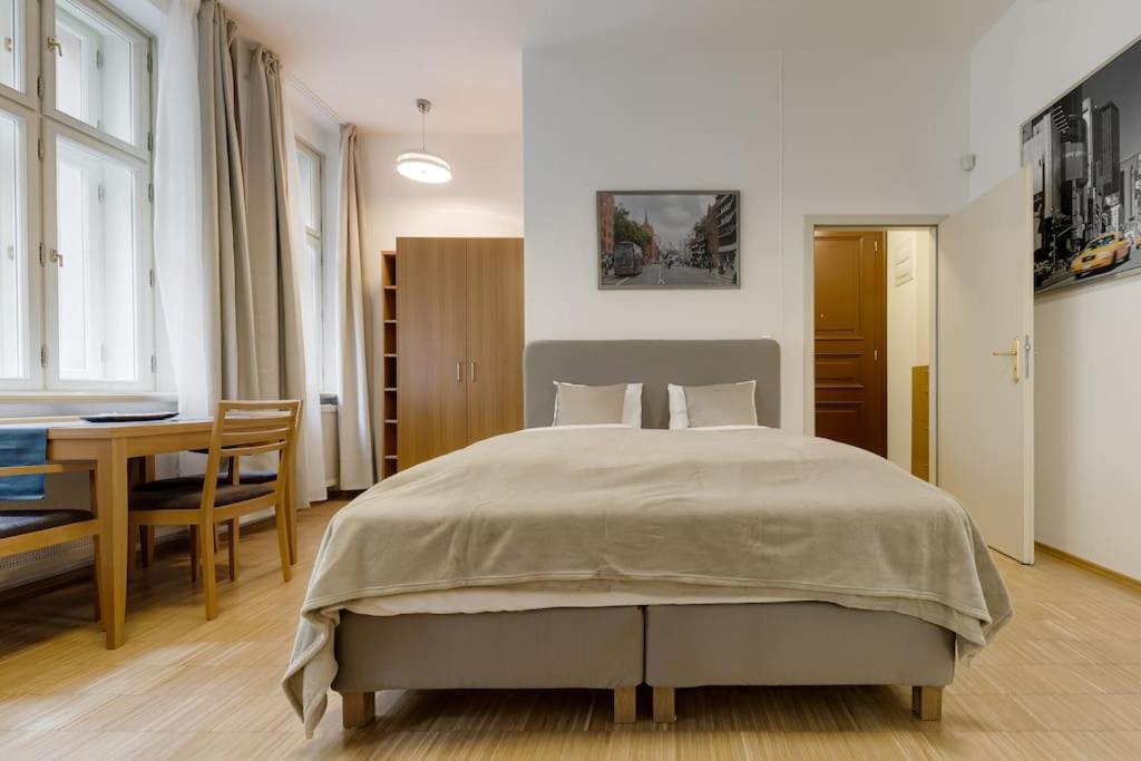 Image 2 of Deluxe suite in prime location