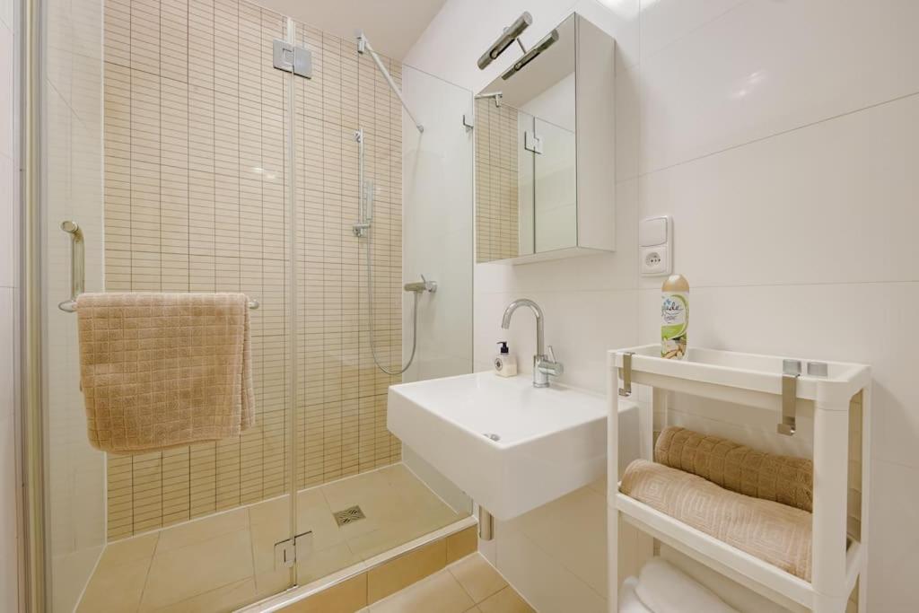 Image 5 of Deluxe suite in prime location