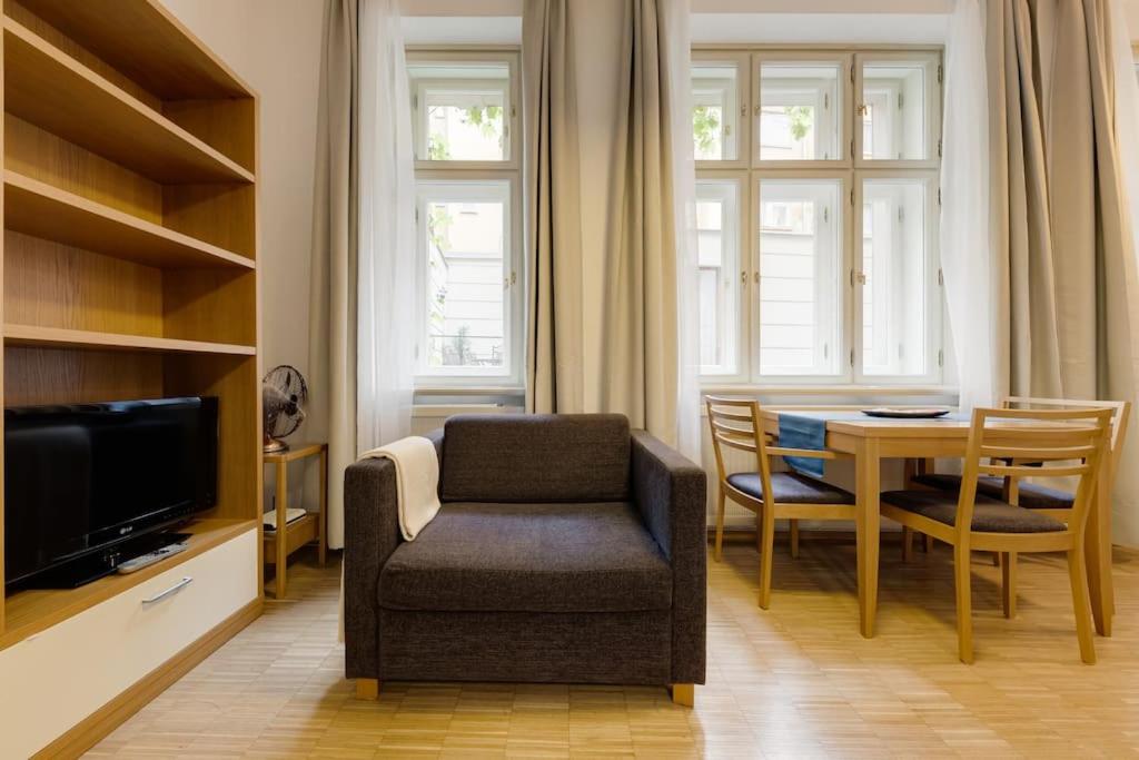 Image 3 of Deluxe suite in prime location