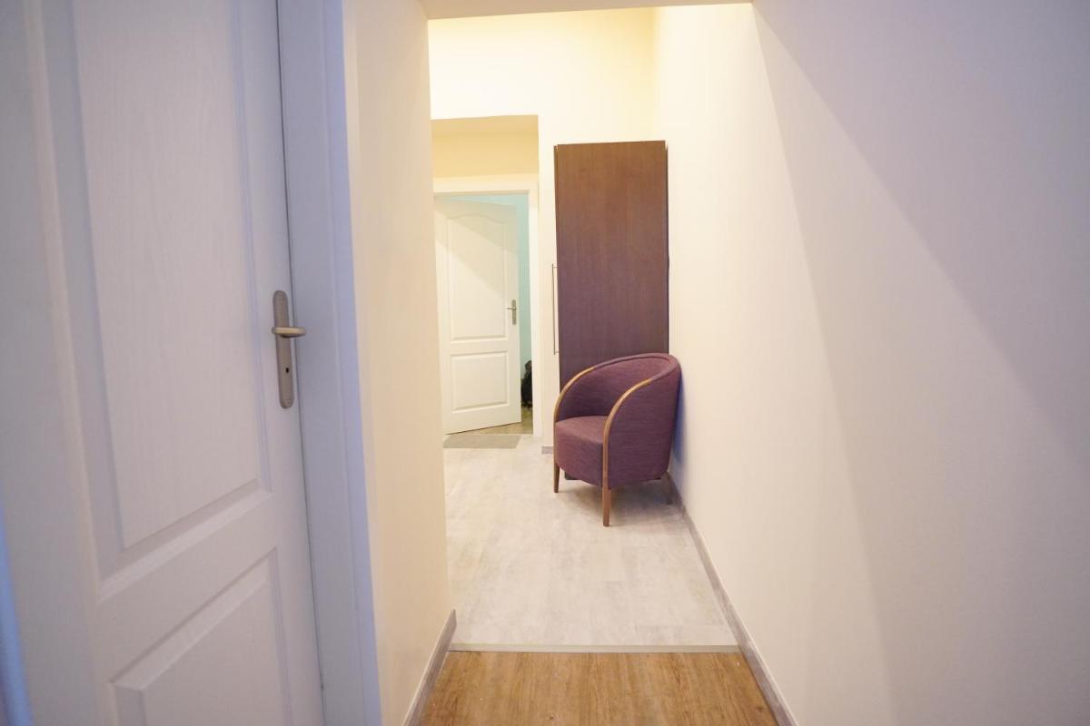 Image 6 of Elegant & Stylish Center Apartments!