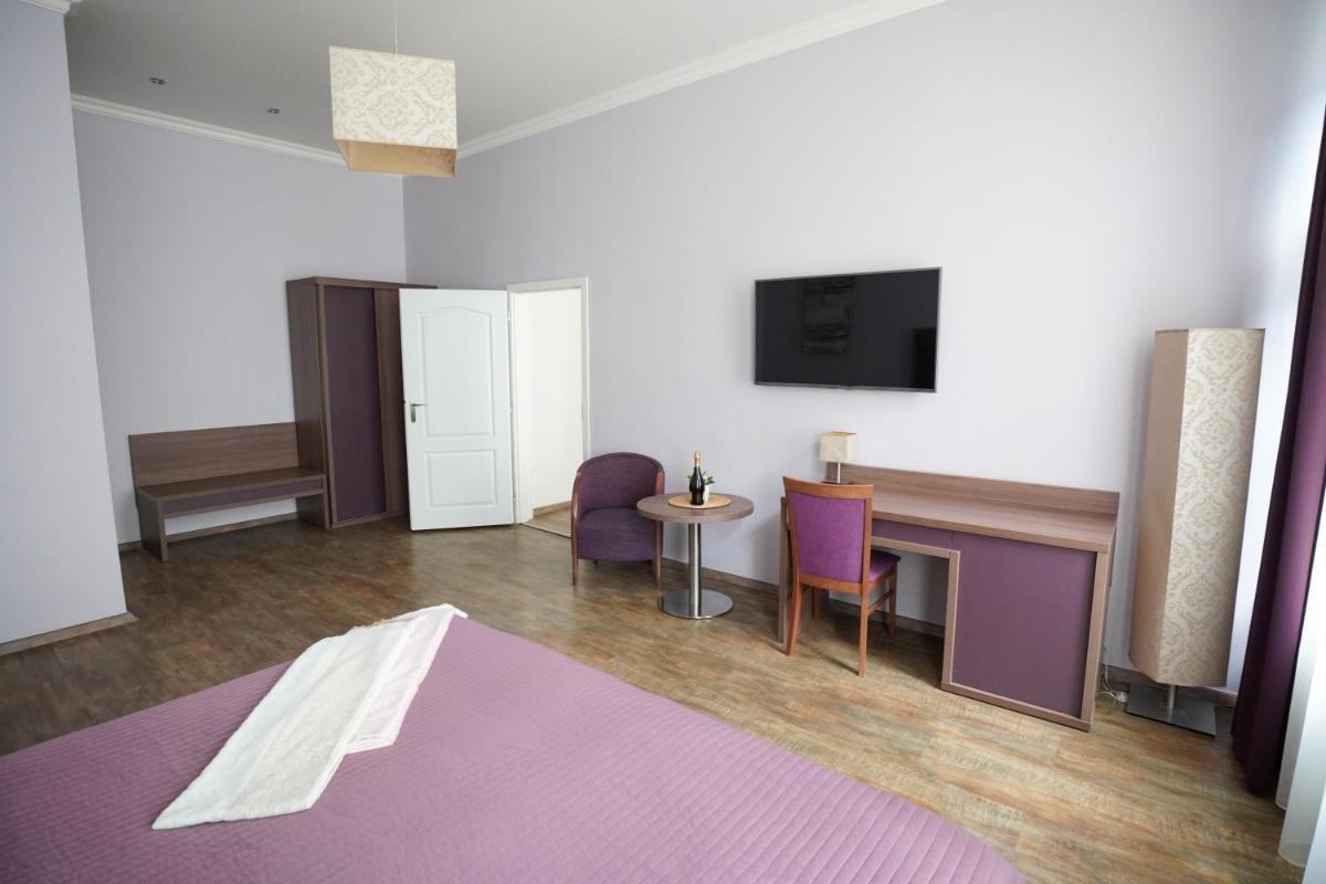 Image 2 of Elegant & Stylish Center Apartments!